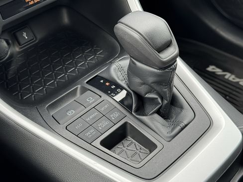 Used 2021 Toyota RAV4 LE image 28