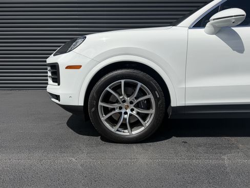 Used 2024 Porsche Cayenne AWD/4WD image 12