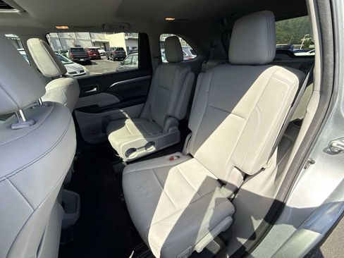 Used 2017 Toyota Highlander Limited FWD image 23