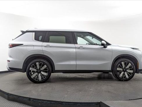 Used 2025 Mitsubishi Outlander SE image 8