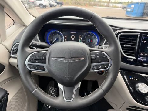 Used 2023 Chrysler Pacifica Touring-L FWD image 3