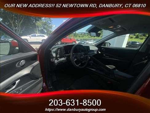 Used 2023 Hyundai Elantra SEL w/ Preferred Accessory Package FWD image 11