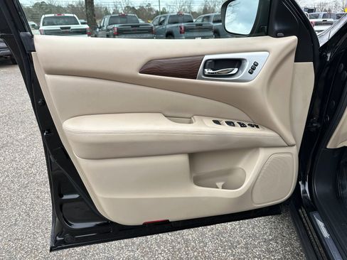Used 2018 Nissan Pathfinder Platinum image 10