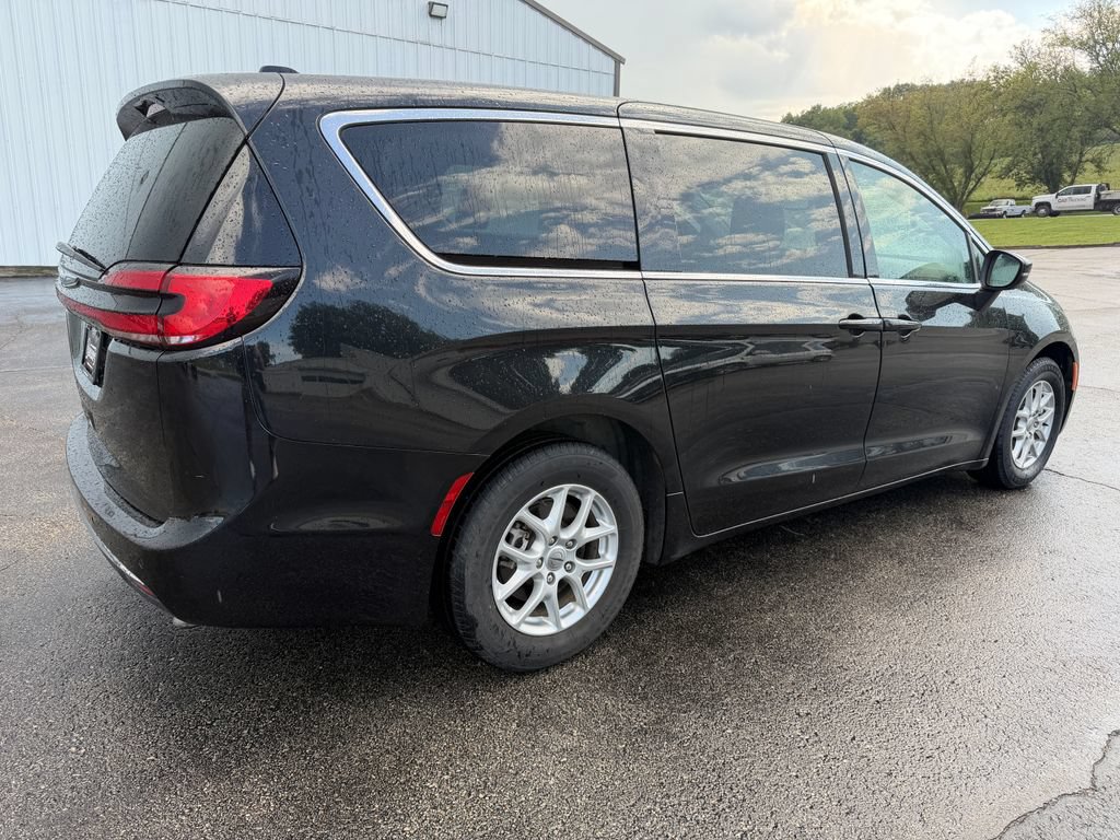 Used 2023 Chrysler Pacifica Touring-L FWD image 5