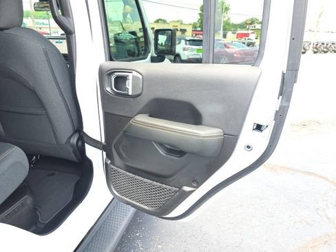 Used 2025 Jeep Wrangler Unlimited Sahara AWD/4WD image 44