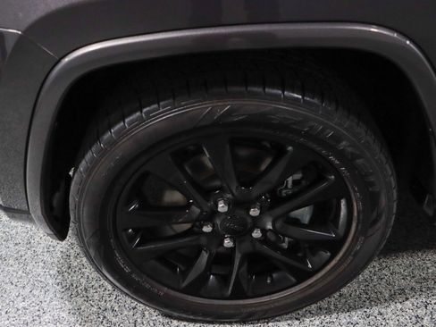 Used 2021 Jeep Grand Cherokee Laredo X image 11