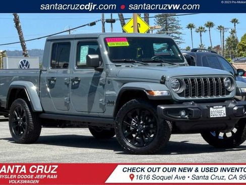 Used 2025 Jeep Gladiator Sport AWD/4WD image 1