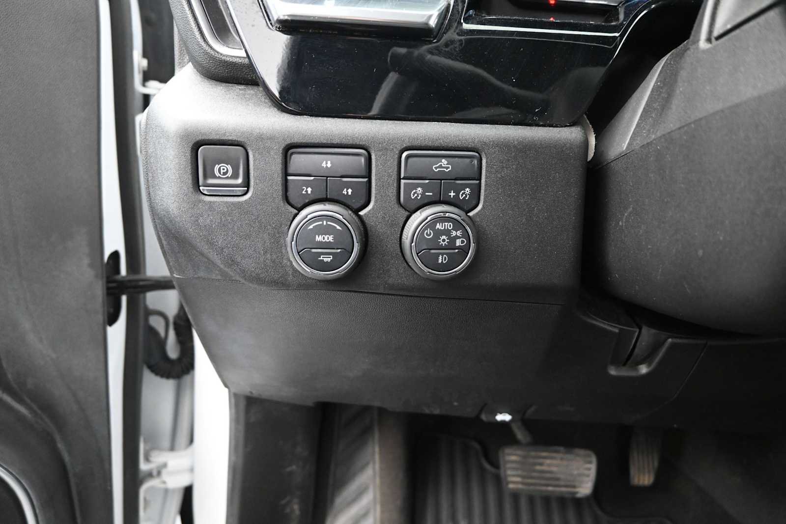 Used 2025 Chevrolet Silverado 2500 LT w/ Convenience Package AWD/4WD image 12