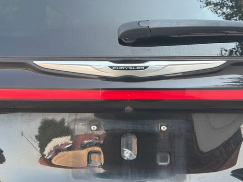 Used 2024 Chrysler Pacifica Touring-L FWD image 16