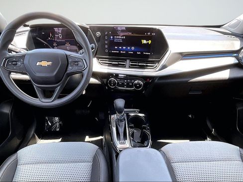Used 2025 Chevrolet Trax LT FWD image 10