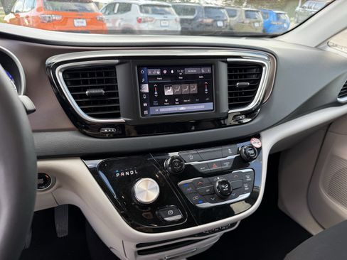 Used 2023 Chrysler Voyager LX FWD image 19