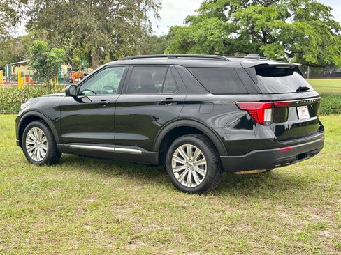 Used 2025 Ford Explorer Active AWD/4WD image 6