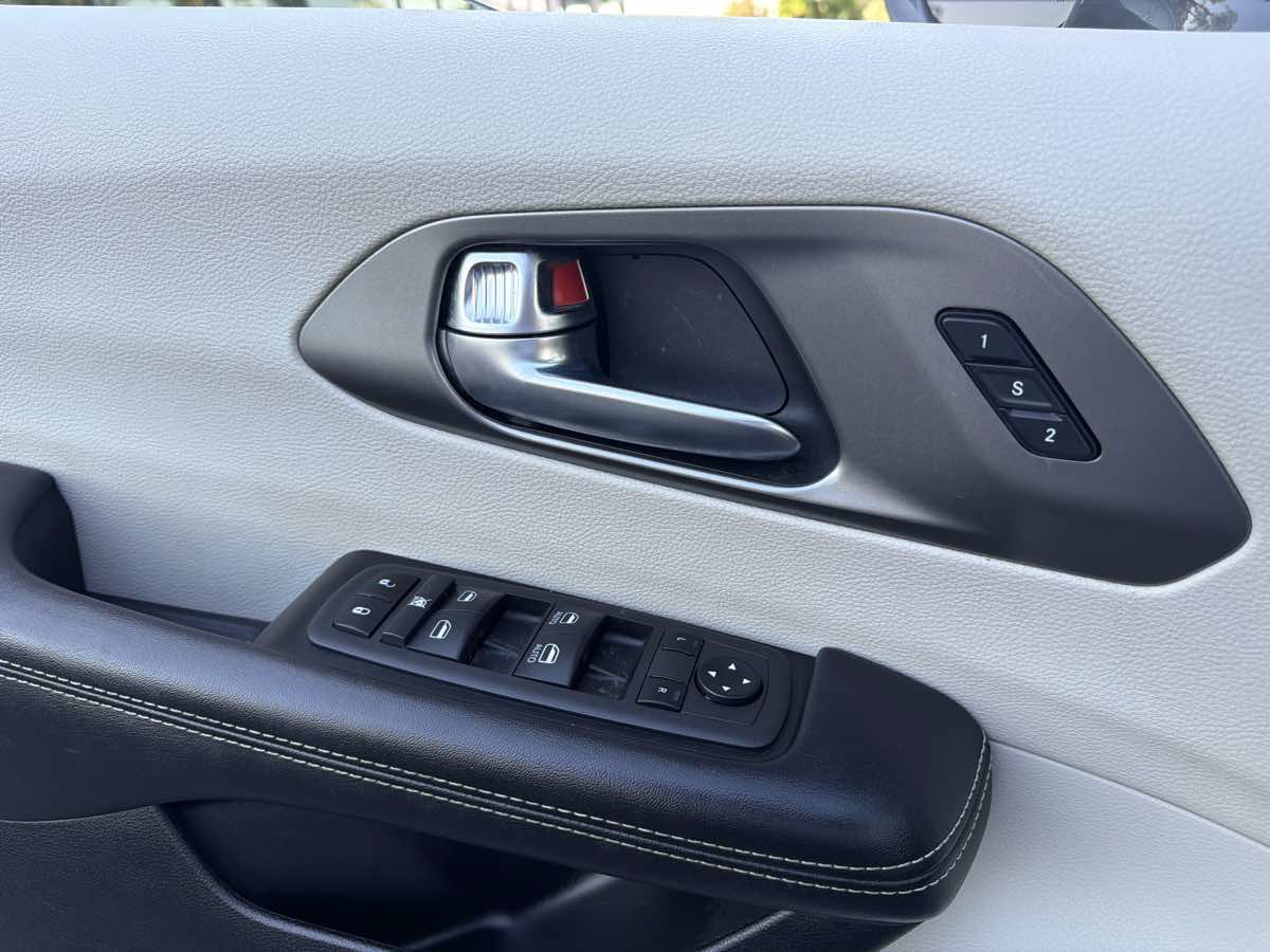 Used 2021 Chrysler Pacifica Touring-L FWD image 46