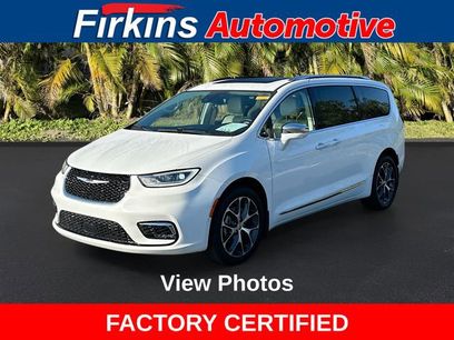 Used 2021 Chrysler Pacifica Limited w/ Uconnect Theater Family Group