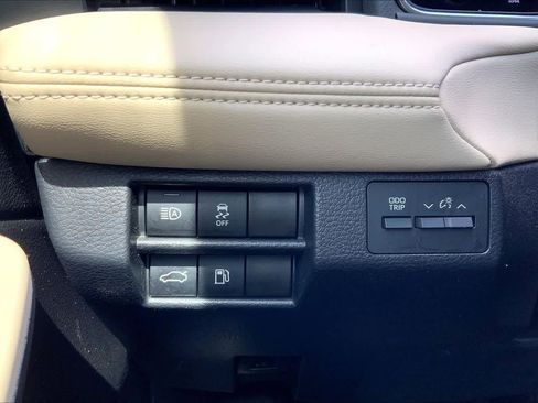 Used 2022 Toyota Avalon XLE image 36