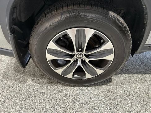 Used 2021 Toyota Highlander XLE AWD/4WD image 21