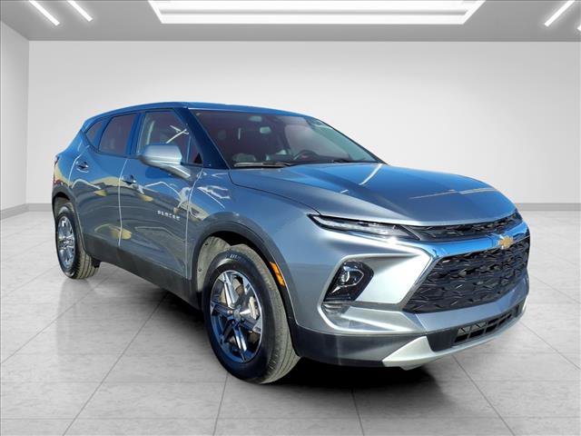 Used 2025 Chevrolet Blazer LT FWD image 2