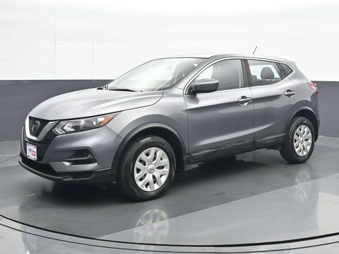 Used 2020 Nissan Rogue Sport S image 2