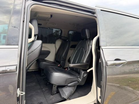 Used 2018 Chrysler Pacifica Touring-L FWD image 9