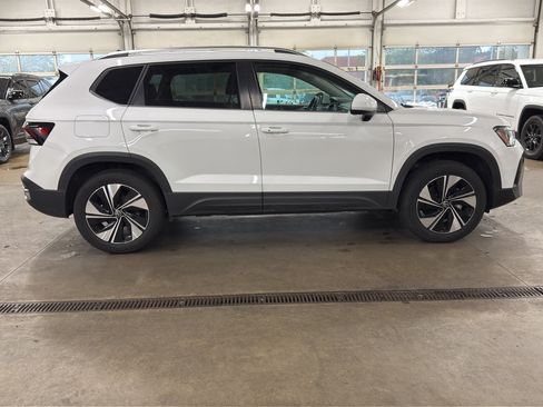 Used 2025 Volkswagen Taos SE AWD/4WD image 4