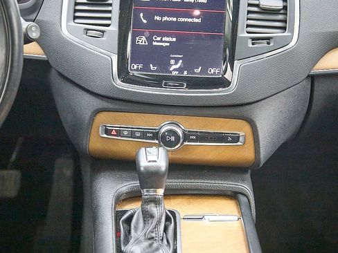 Used 2021 Volvo XC90 T6 Momentum w/ Climate Package image 33
