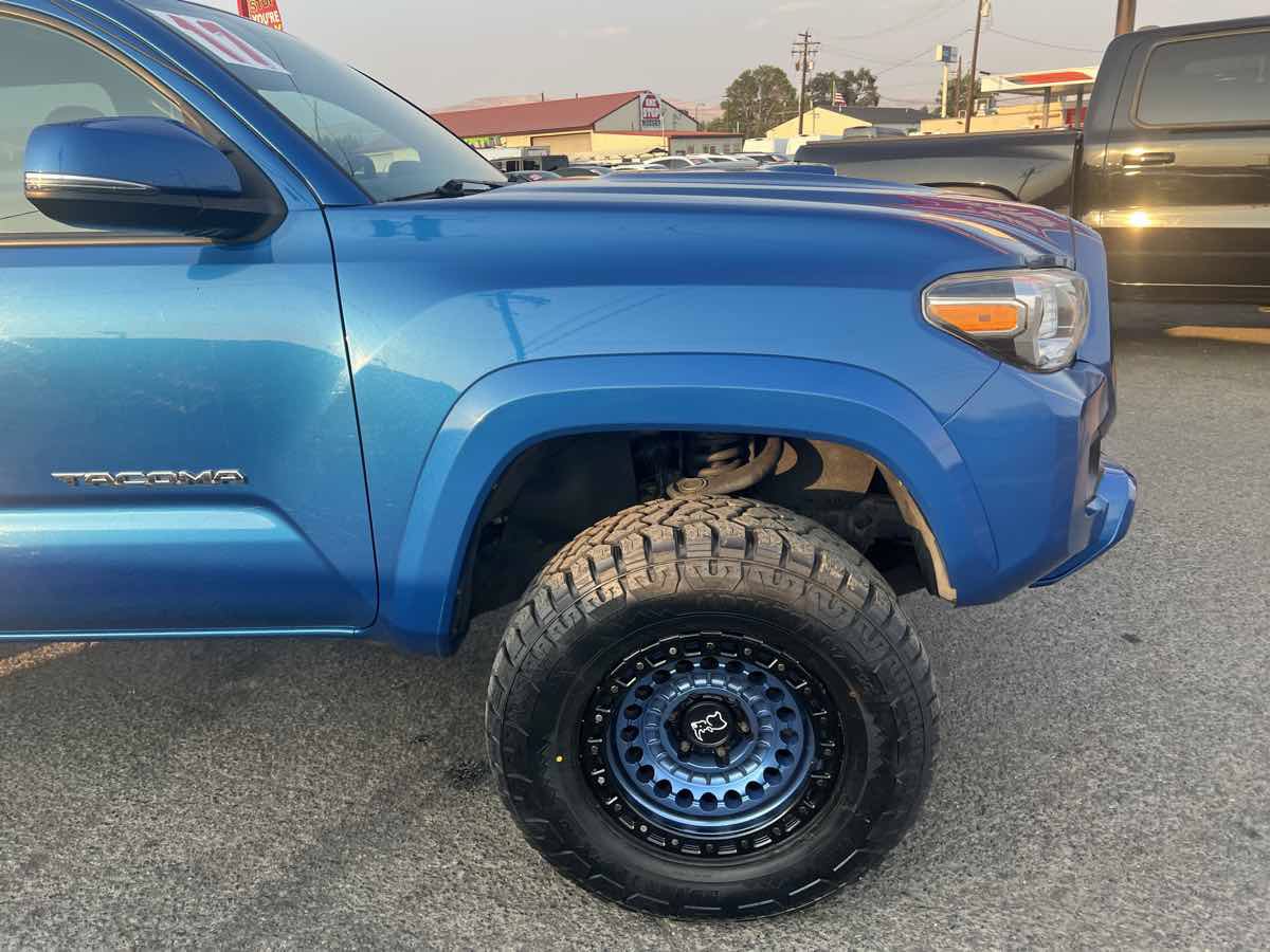Used 2017 Toyota Tacoma TRD Off-Road AWD/4WD image 5