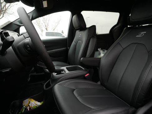 New 2026 Chrysler Pacifica Select image 9