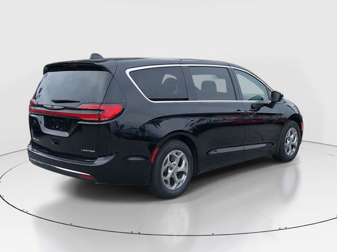 Used 2024 Chrysler Pacifica Limited image 7