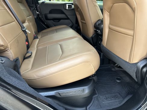 Used 2023 Jeep Wrangler Unlimited Sahara AWD/4WD image 19