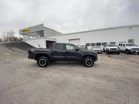 Used 2025 Toyota Tacoma TRD Off-Road image 16