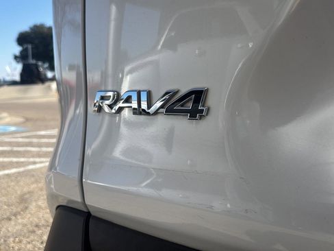 Used 2023 Toyota RAV4 XLE Premium image 5