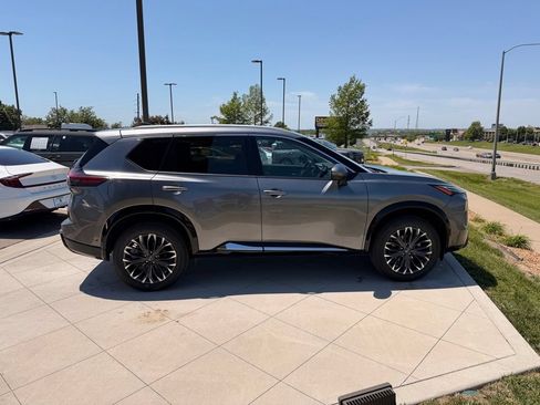 Used 2024 Nissan Rogue Platinum AWD/4WD image 12