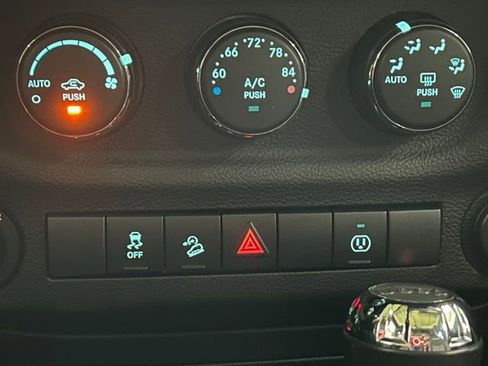 Used 2016 Jeep Wrangler Unlimited Rubicon w/ Connectivity Group image 17