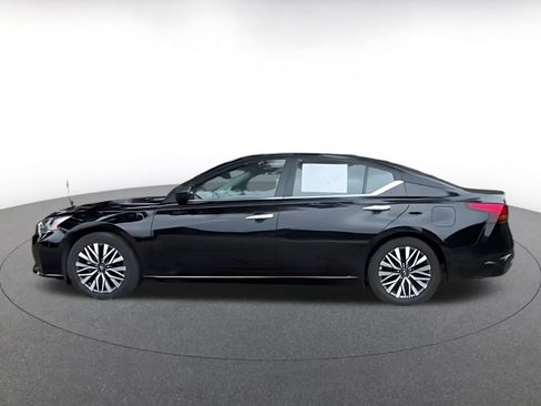 Used 2025 Nissan Altima 2.5 SV FWD image 16