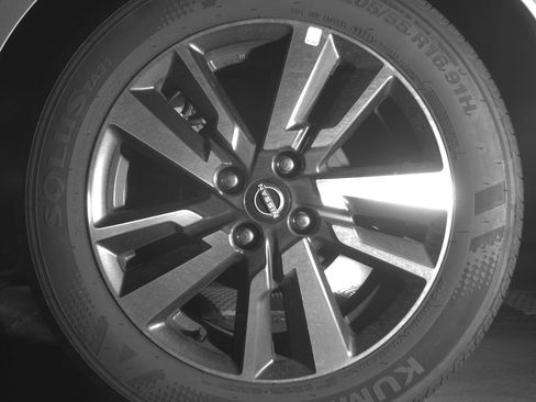 Used 2025 Nissan Versa SV image 14