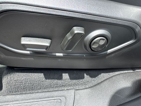 Used 2025 Jeep Grand Cherokee Laredo RWD image 9