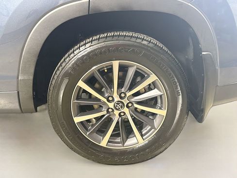 Certified 2018 Toyota Highlander XLE FWD image 9