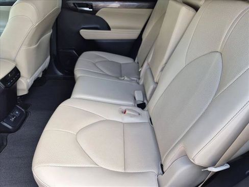 Used 2023 Toyota Highlander Limited FWD image 20