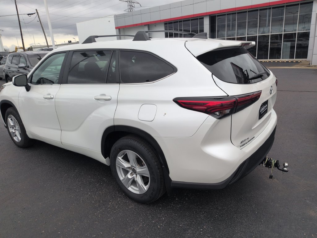 Used 2023 Toyota Highlander L FWD image 3