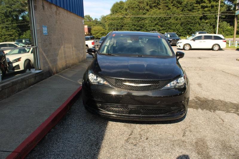 Used 2023 Chrysler Voyager LX FWD image 2