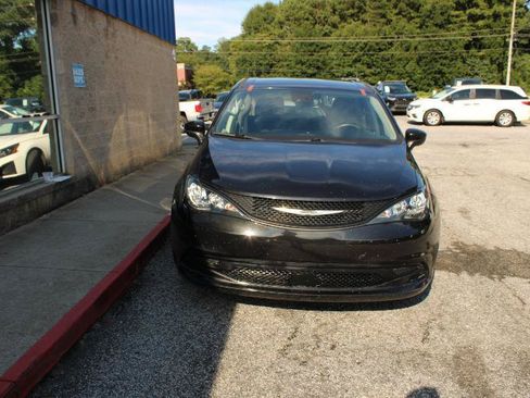 Used 2023 Chrysler Voyager LX FWD image 2