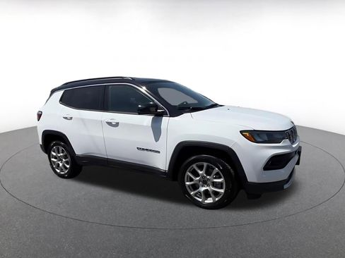 Used 2025 Jeep Compass Limited AWD/4WD image 2