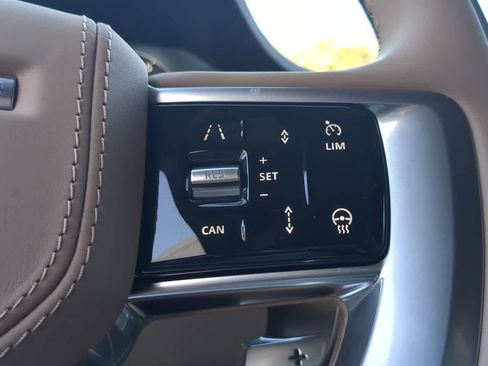 Used 2025 Land Rover Range Rover SE image 27