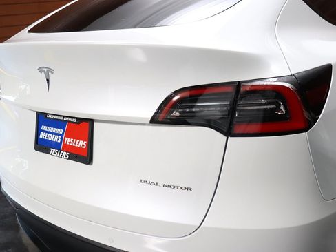 Used 2023 Tesla Model Y Long Range image 39