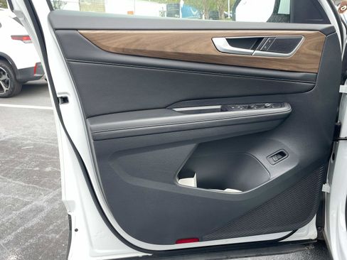 Certified 2024 Volkswagen Atlas SE image 17