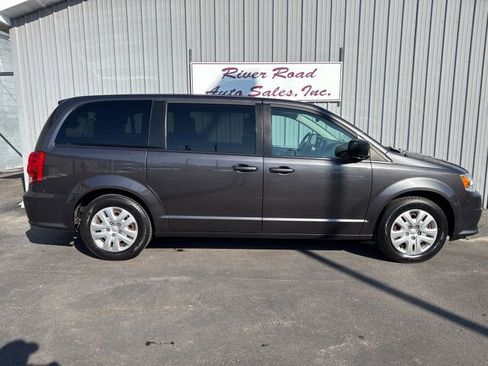 Used 2018 Dodge Grand Caravan SE w/ UConnect Hands-Free Group image 5