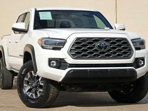 Used 2023 Toyota Tacoma TRD Off-Road w/ Black Out Package (TMS) AWD/4WD image 4
