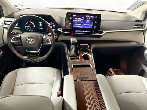 Used 2023 Toyota Sienna XLE image 30