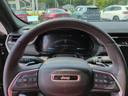 Used 2023 Jeep Grand Cherokee Altitude AWD/4WD image 8