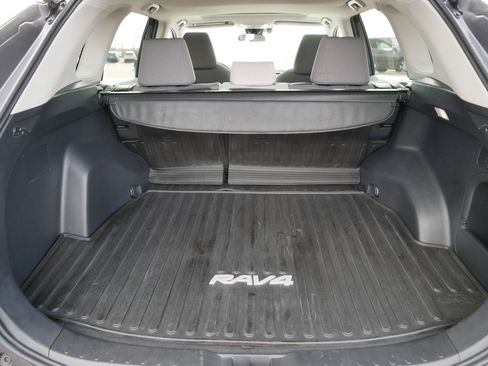 Used 2022 Toyota RAV4 XLE w/ Convenience Package AWD/4WD image 18